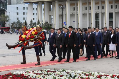 Монгол Улсын Ерөнхийлөгч Х.Баттулга Д.Сүхбаатарын хөшөөнд цэцэг өргөж, Чингис хааны хөшөөнд хүндэтгэл үзүүллээ